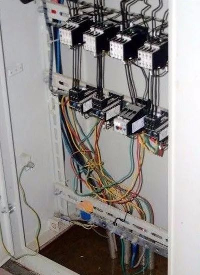 配電柜接線如果都能達(dá)到這個(gè)標(biāo)準(zhǔn)，那真的太值得電工驕傲了！